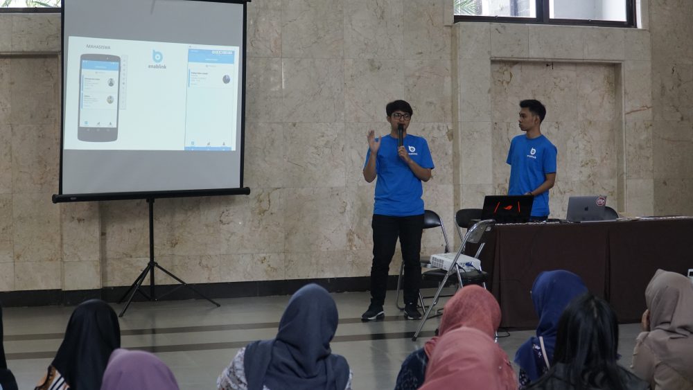 Seorang difabel Tuli memperagakan praktik berbahasa isyarat di pelatihan Bahasa Isyarat Dasar pada volunteer.